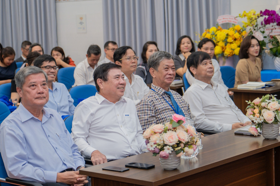 Đại biểu dự lễ ra mắt cuốn sách "Kiến tạo thành phố Hồ Chí Minh thành siêu đô thị năng động - thông minh - giàu bản sắc". dscf0634.jpg