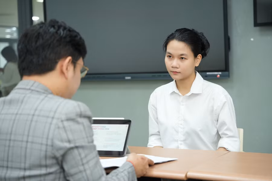Doanh nghiệp phỏng vấn sinh viên, người lao động tại UEH Career Fair 2025. Ảnh: UEH