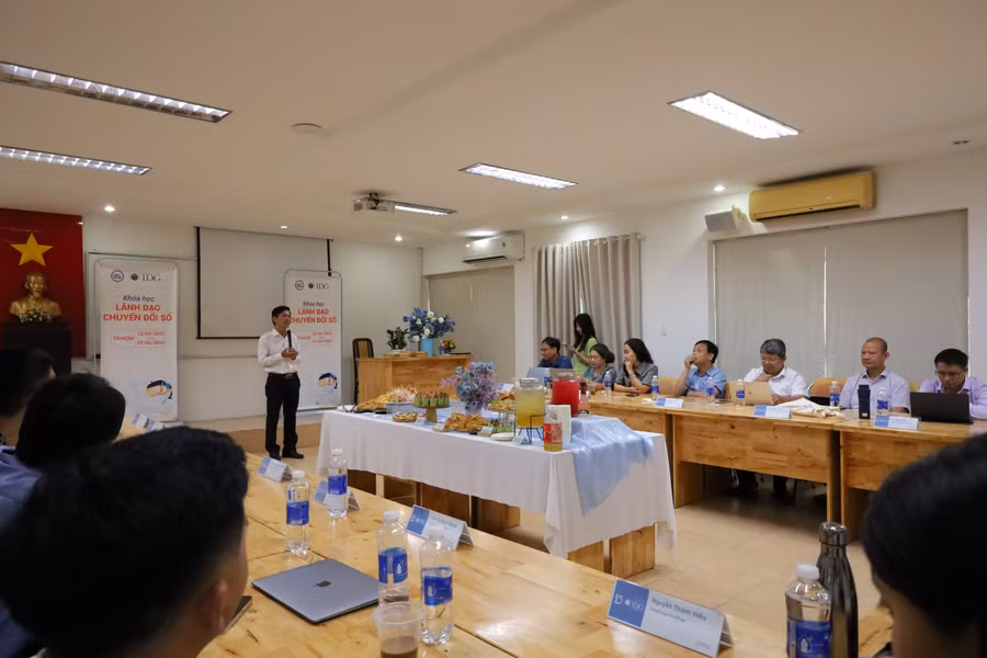 Khóa học "Lãnh đạo Chuyển đổi số" tại Trường Đại học Kinh tế - Luật, Đại học Quốc gia TPHCM (UEL). Ảnh: Lê Nam