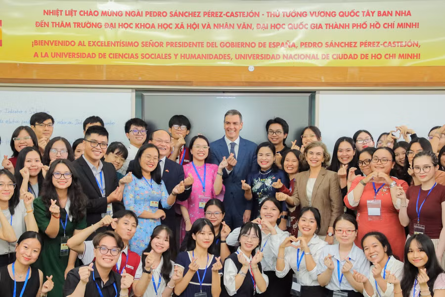 Thủ tướng Vương quốc Tây Ban Nha Pedro Sánchez thăm và giao lưu cùng giảng viên, sinh viên Trường Đại học Khoa học Xã hội và Nhân văn, Đại học Quốc gia TPHCM. Ảnh: HCMUSSH