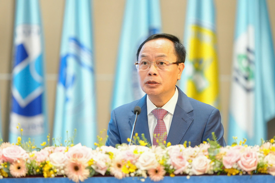 Ông Lê Đình Nghị, Vụ trưởng Vụ Tổ chức cán bộ (Bộ GD&amp;ĐT) công bố quyết định của Thủ tướng Chính phủ.