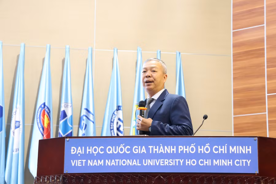 TS Nguyễn Quốc Chính, Giám đốc Trung tâm Khảo thí và Đánh giá Chất lượng Đào tạo (Đại học Quốc gia TPHCM) trình bày tham luận tại hội thảo. Ảnh: Khắc Hiếu