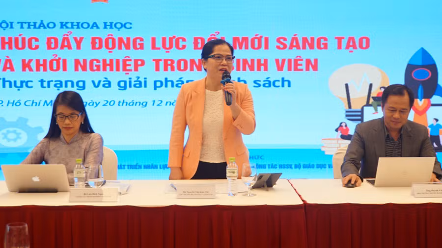 Thứ trưởng Nguyễn Thị Kim Chi (giữa) dự và phát biểu khai mạc, kết luận hội thảo "Thúc đẩy động lực đổi mới sáng tạo và khởi nghiệp trong sinh viên: Thực trạng và giải pháp chính sách". Ảnh: M.T
