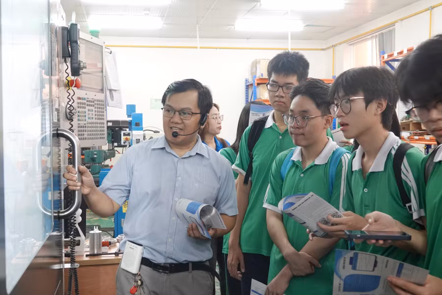 Học sinh THPT tham quan, trải nghiệm môi trường học tập tại Trường Đại học Quốc tế, Đại học Quốc gia TPHCM. Ảnh: Bùi Diễn