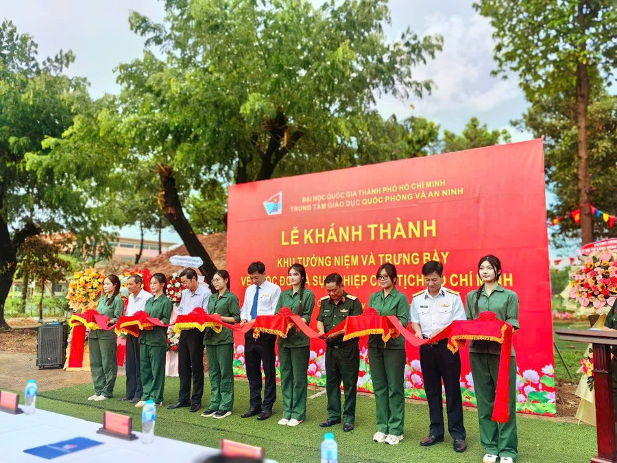 Đại biểu cắt băng khánh thành Khu tưởng niệm và trưng bày về cuộc đời và sự nghiệp Chủ tịch Hồ Chí Minh. Ảnh: ĐHQG-HCM khanh-thanh.jpg