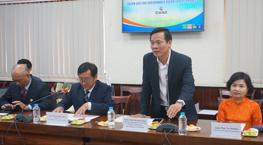 Đại diện phía Đại học Quốc gia TPHCM và Trường Đại học Khoa học Tự nhiên (Đại học Quốc gia TPHCM) trao đổi tại chương trình. Ảnh: Mạnh Tùng.