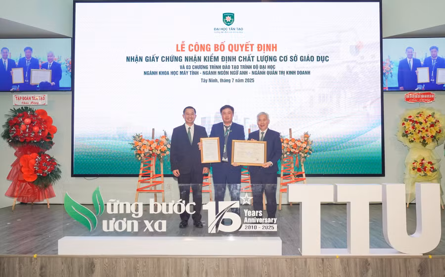 TS. Nguyễn Mai Lâm - Quyền Hiệu trưởng Trường Đại học Tân Tạo (đứng giữa) nhận giấy chứng nhận kiểm định chất lượng cơ sở giáo dục.