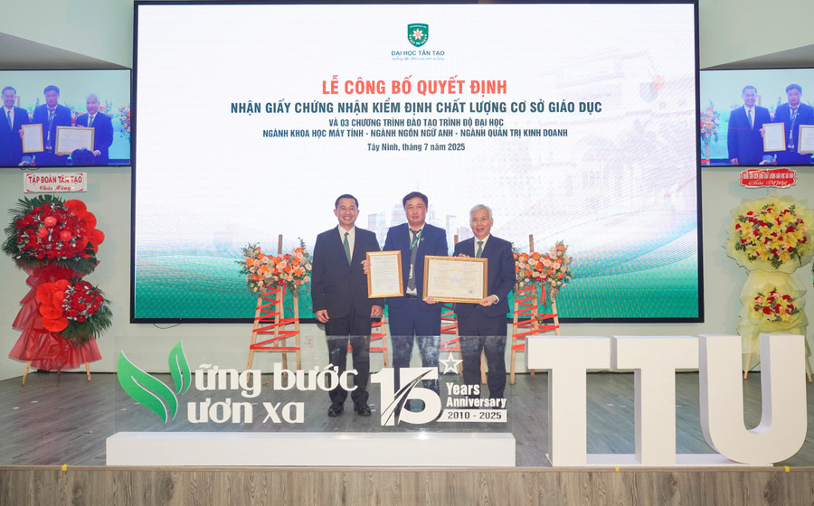 TS. Nguyễn Mai Lâm - Quyền Hiệu trưởng Trường Đại học Tân Tạo (đứng giữa) nhận giấy chứng nhận kiểm định chất lượng cơ sở giáo dục.