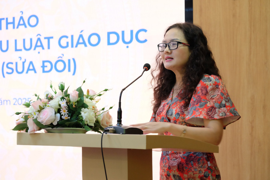 Bà Mai Thị Anh, Vụ trưởng Vụ Pháp chế, Bộ GD&ĐT trình bày các điểm mới của Luật sửa đổi, bổ sung một số điều của Luật Giáo dục. dscf0026.jpg