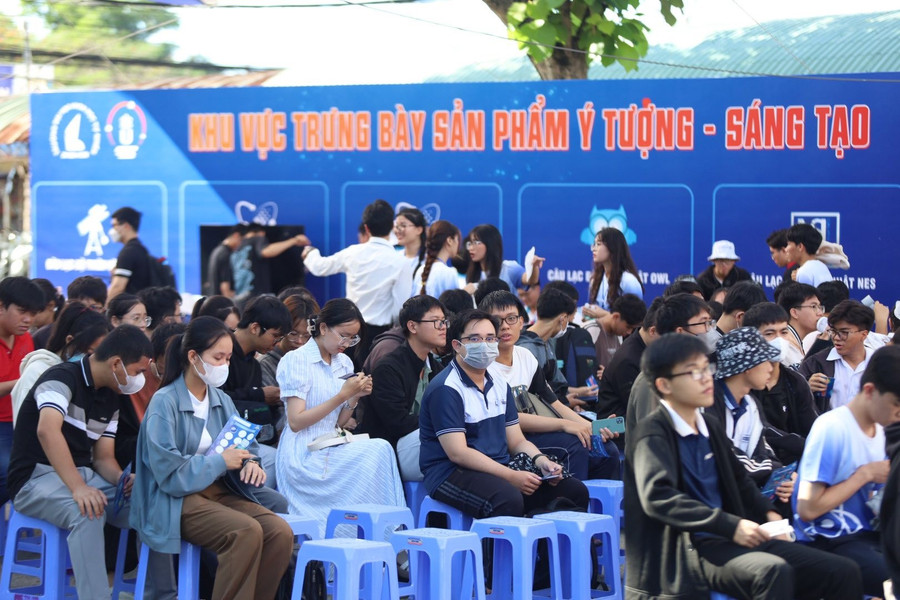 Ngày hội thu hút đông đảo sinh viên, đông nhất là sinh viên năm ba và năm tư. Ảnh: ĐHQG-HCM sv2.jpg