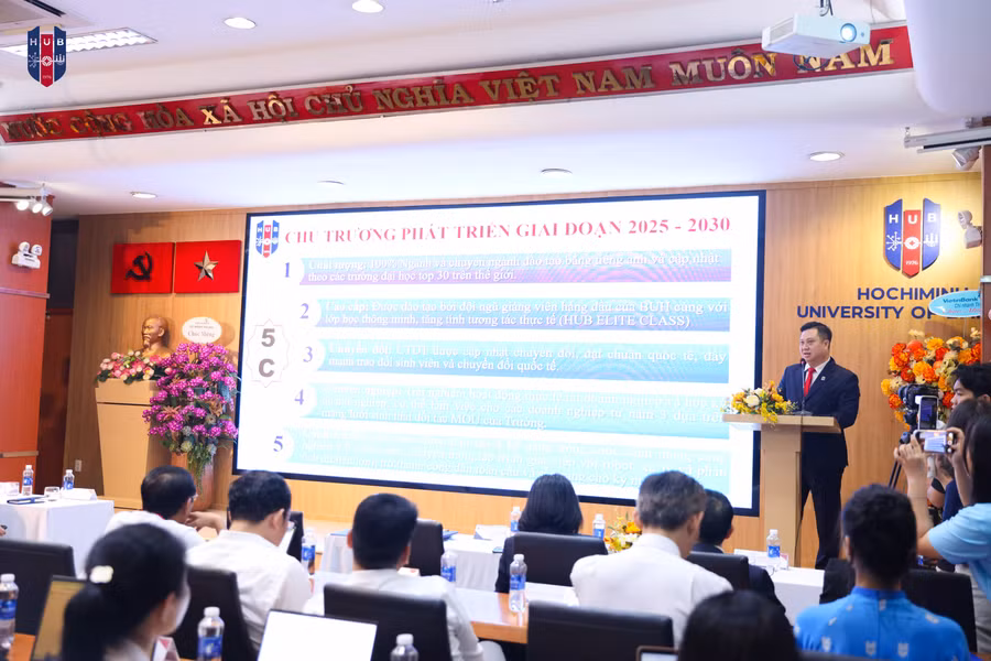 PGS.TS Nguyễn Đức Trung, Hiệu trưởng Trường Đại học Ngân hàng TPHCM phát biểu tại lễ kỷ niệm. Ảnh: HUB