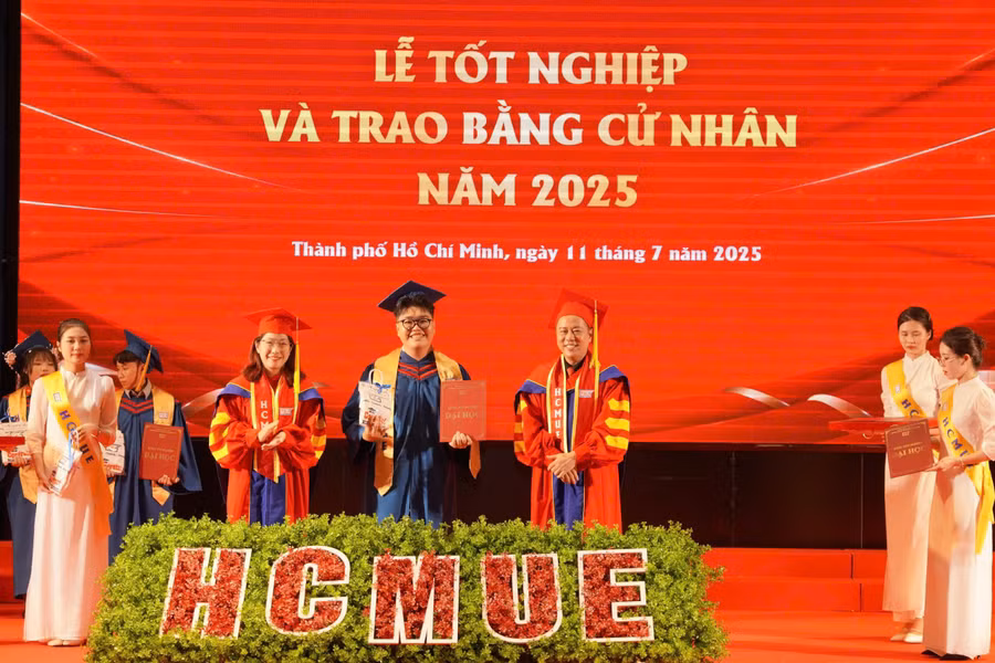 Tân cử nhân nhận bằng tại lễ tốt nghiệp và trao bằng cử nhân năm 2025. Ảnh: HCMUE