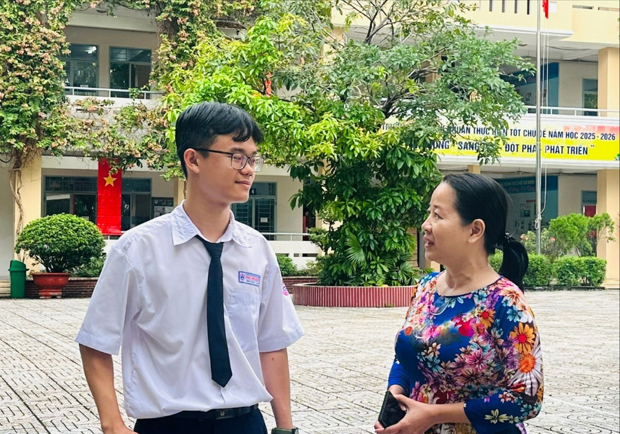 Minh Dũng trò chuyện với cô giáo chủ nhiệm. thu-khoa-nganh-duoc-2.jpg