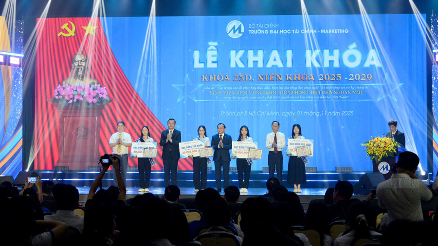 Các đại biểu trao học bổng cho các thủ khoa đầu vào. 4-thu-khoa.jpg