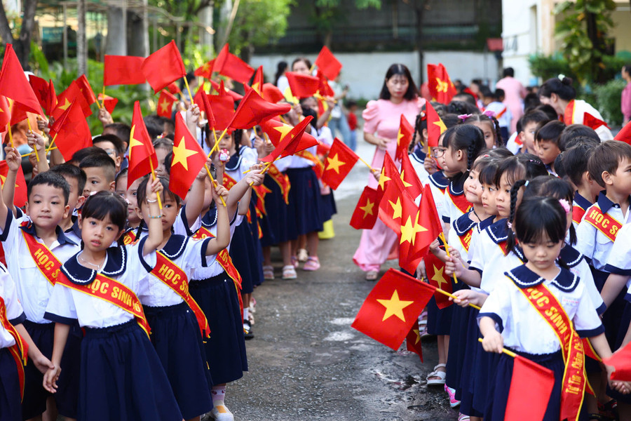 Học sinh tiểu học tại TPHCM trong lễ khai giảng năm học 2025-2026. Ảnh: K.T hoc-sinh.jpg
