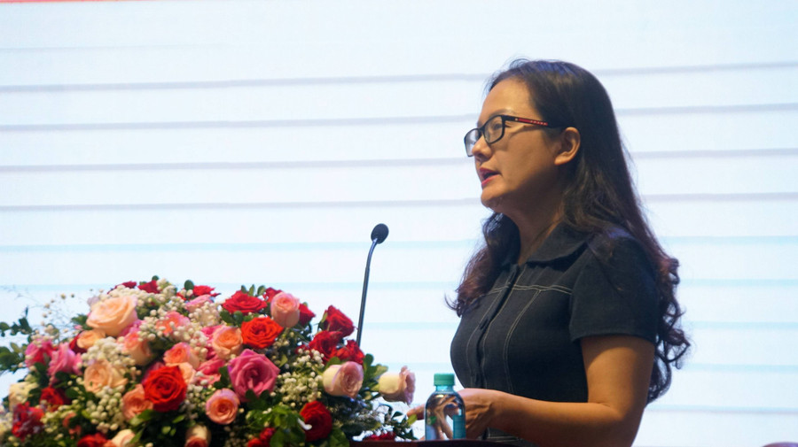 Bà Mai Thị Anh, Vụ trưởng Vụ Pháp chế (Bộ GD&ĐT) trình bày tại buổi tập huấn. co-mai-anh.jpg