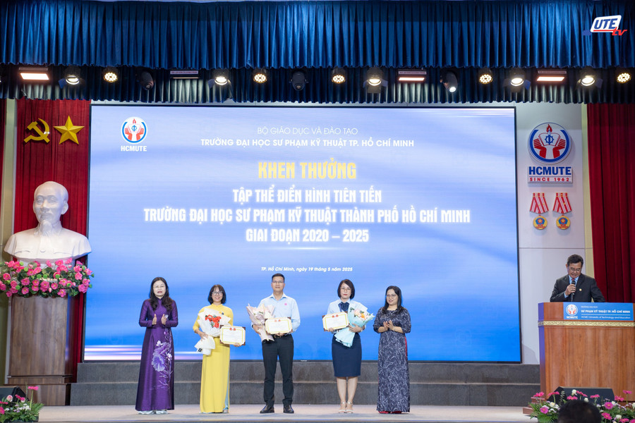 Khen thưởng tập thể điển hình tiên tiến của nhà trường. khen-thuong-1.jpg