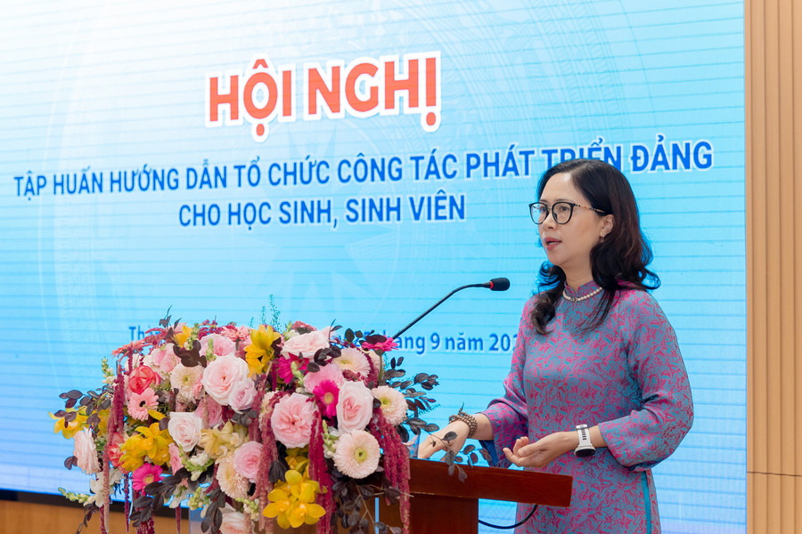 Bà Nguyễn Thị Nhung, Phó Vụ trưởng Vụ Học sinh, sinh viên phát biểu tại hội nghị. zan-9877.jpg