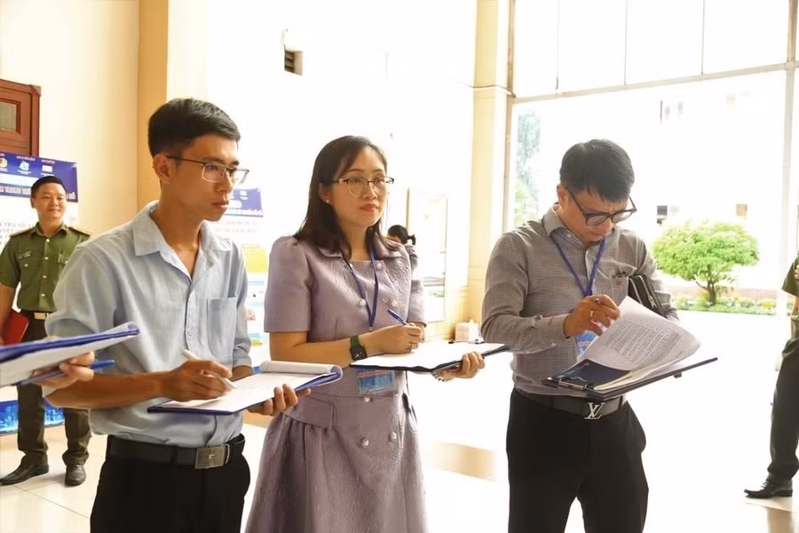 TS Dương Thị Thùy Vân (giữa) chấm giải Hội thi “An ninh sinh viên trong thời kỳ chuyển đổi số”. Ảnh: TDTU