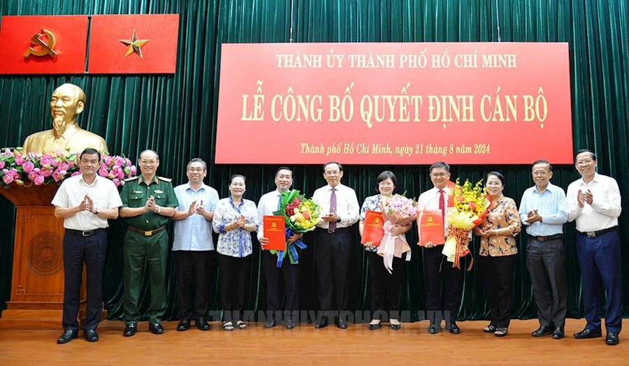 Thường trực Thành ủy, Ban Thường vụ Thành ủy TPHCM chúc mừng các nhân sự nhận quyết định tại buổi lễ. (Ảnh: Thành ủy TPHCM)