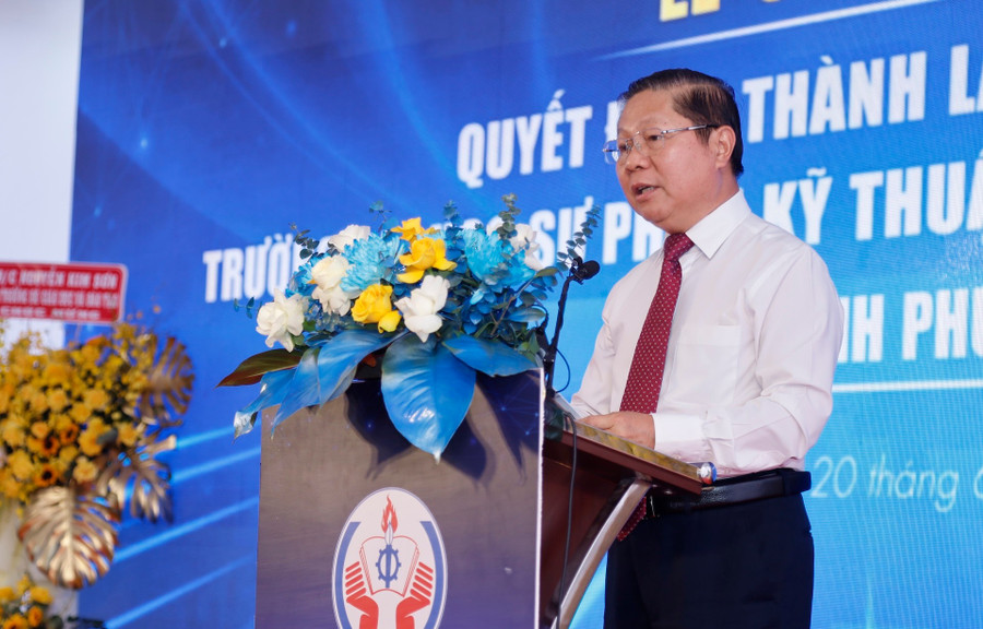 Thứ trưởng Bộ GD&ĐT Lê Tấn Dũng phát biểu tại buổi lễ. Ảnh: HCMUTE mg-1108.jpg