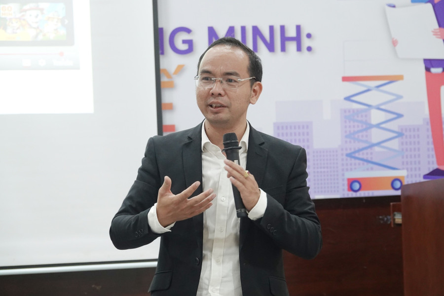 PGS.TS. Nguyễn Văn Tiếp, giảng viên Khoa Kỹ thuật và Quản lý Xây dựng, trình bày bài nói chuyện về chủ đề kết nối hạ tầng xây dựng thông minh. Ảnh: Bùi Diễn pgs-nguyen-van-tiep.jpg