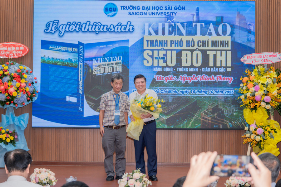 PGS.TS Phạm Hoàng Quân, Hiệu trưởng Trường Đại học Sài Gòn tặng hoa chúc mừng tác giả sách. dscf0622.jpg