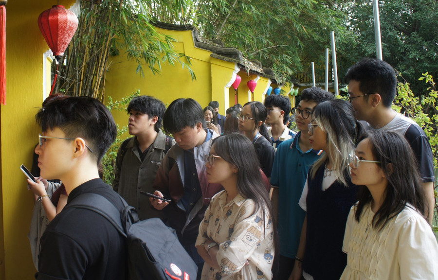 Buổi tham quan Bảo tàng Áo dài nằm chuỗi Intensive Training. Ảnh: UEH ao-dai.jpg