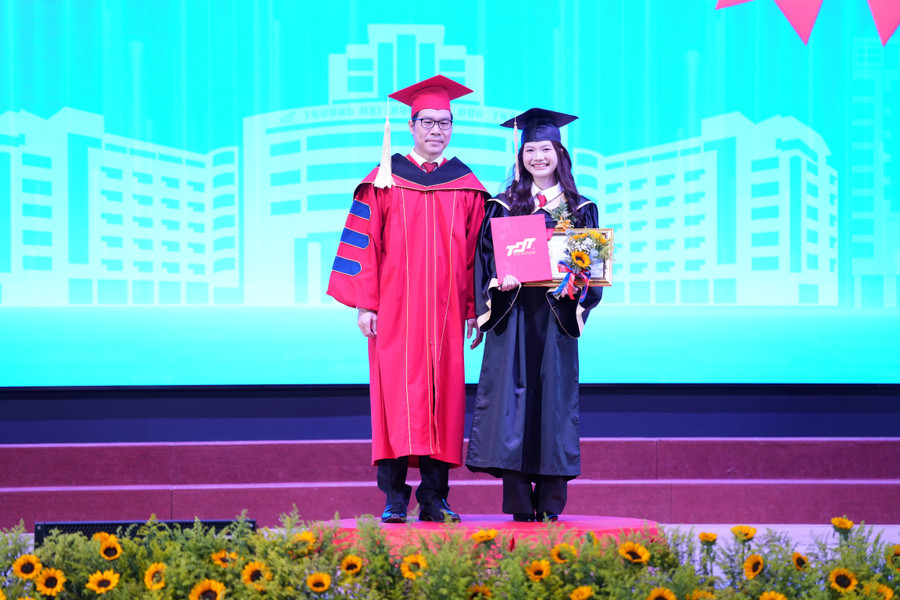 TS Trần Trọng Đạo – Hiệu trưởng Trường Đại học Tôn Đức Thắng trao bằng tốt nghiệp và giấy khen cho tân cử nhân tốt nghiệp loại giỏi. Ảnh: TDTU tot-nghiep.jpg