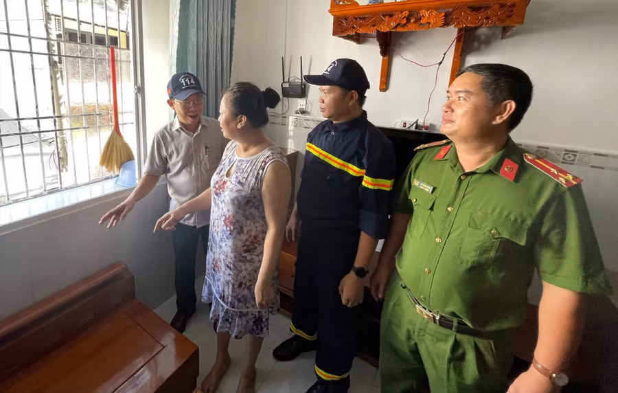 Ông Mai Quang, Phó Chủ tịch UBND phường Bình Quới (trái) cùng lực lượng chức năng vận động người dân chung cư Thanh Đa tháo dỡ "chuồng cọp". (Ảnh: Hà An)