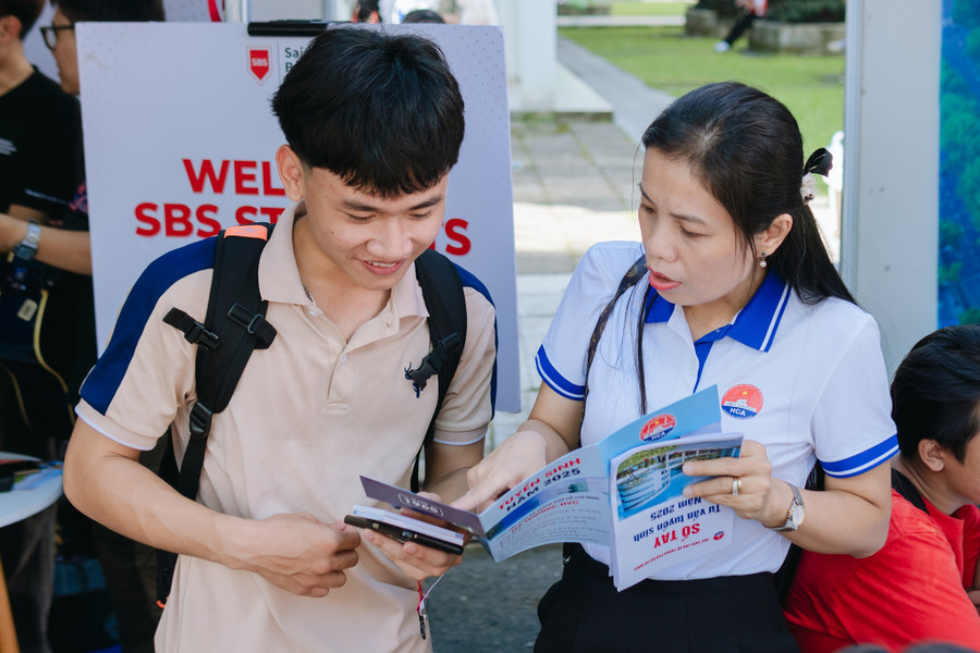 Thí sinh tìm hiểu thông tin tuyển sinh của Học viện Cán bộ TPHCM. Ảnh: HVCB