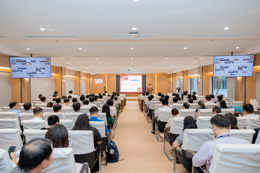 Các đại biểu dự tại điểm cầu Đại học Kinh tế TPHCM. zan-9712.jpg