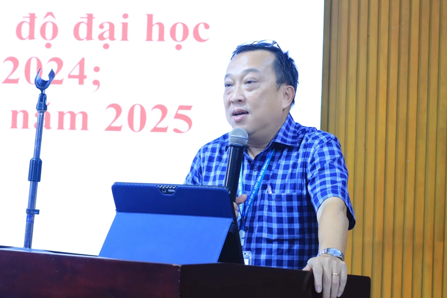 ThS Lê Văn Hiển trình bày về các phương thức tuyển sinh dự kiến năm 2025. Ảnh: HCMULAW