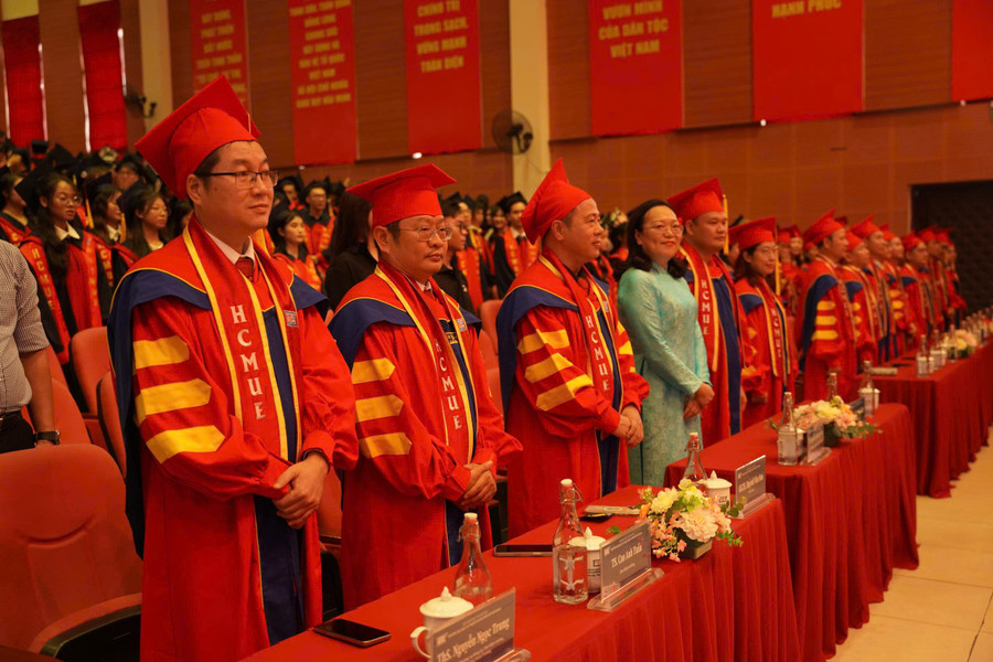 lanh-dao-nha-truong.jpg