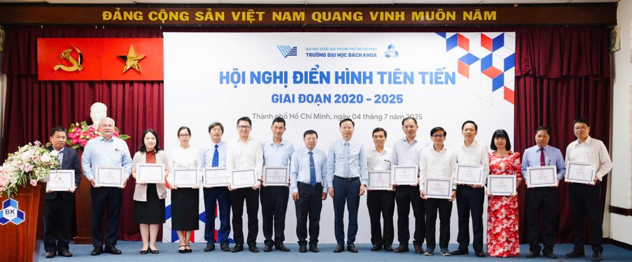Vinh danh các tập thể điển hình tiên tiến Trường Đại học Bách khoa. 11.jpg
