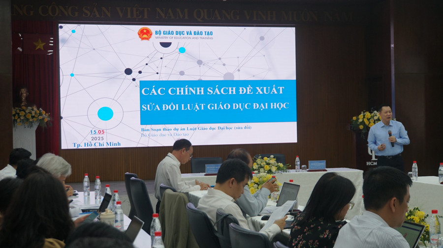 Ông Nguyễn Tiến Thảo - Vụ trưởng Vụ Giáo dục đại học trình bày phần thuyết minh về việc quy phạm hóa chính sách của dự án Luật Giáo dục đại học (sửa đổi). Ảnh: Mạnh Tùng dsc06878.jpg