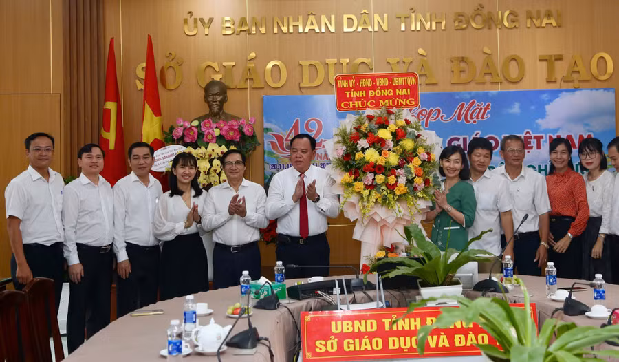 Lãnh đạo tỉnh Đồng Nai tặng hoa chúc mừng Sở GD&ĐT nhân kỷ niệm 42 năm Ngày Nhà giáo Việt Nam 20/11. Ảnh: H.P