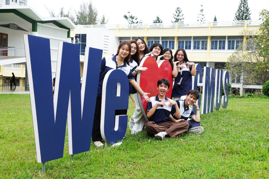 Tân sinh viên Trường Đại học Khoa học Tự nhiên chụp hình kỷ niệm nhân ngày khai giảng năm học mới. tan-sv.jpg