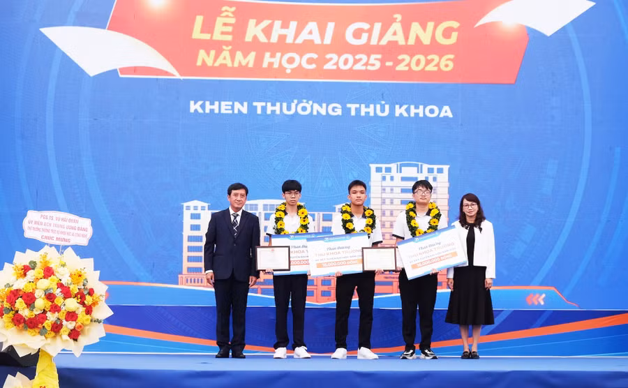 Nhà trường khen thưởng 3 sinh viên thủ khoa trúng tuyển năm 2025. Ảnh: Mạnh Tùng