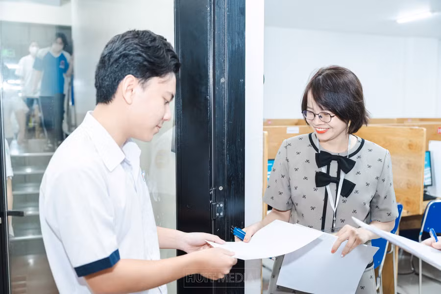 Thí sinh tham dự kỳ thi đánh giá năng lực chuyên biệt của Trường Đại học Sư phạm TPHCM tổ chức tại Trường Đại học Công Thương TPHCM. Ảnh: HUIT