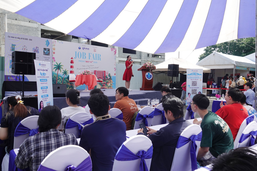 Bà Nguyễn Thị Mỹ Hậu – Trưởng phòng Nhân sự, Vieclam24h.vn chia sẻ tại tọa đàm. Ảnh: B.Diễn dsc03948.jpg