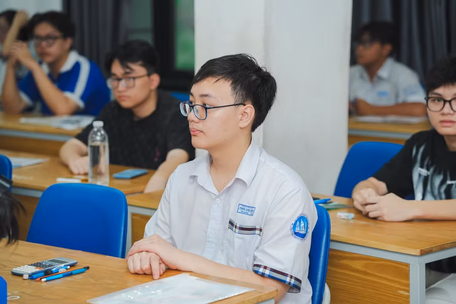 Thí sinh dự thi Đánh giá năng lực do Đại học Quốc gia TPHCM tổ chức năm 2025. Ảnh: HUIT