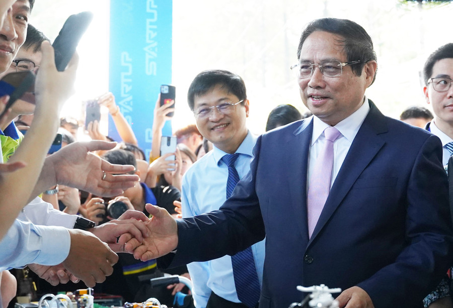 Thủ tướng Chính phủ Phạm Minh Chính tham quan các gian hàng trưng bày sản phẩm khởi nghiệp tại Ngày hội Khởi nghiệp Quốc gia của học sinh, sinh viên lần thứ VII, năm 2025. Ảnh: HCMUTE