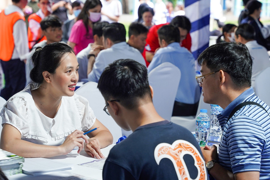 Nhiều thí sinh thắc mắc về ngành học, thông tin về điểm sàn và cách thức đăng ký xét tuyển. Ảnh: HCMUT bk-2.jpg