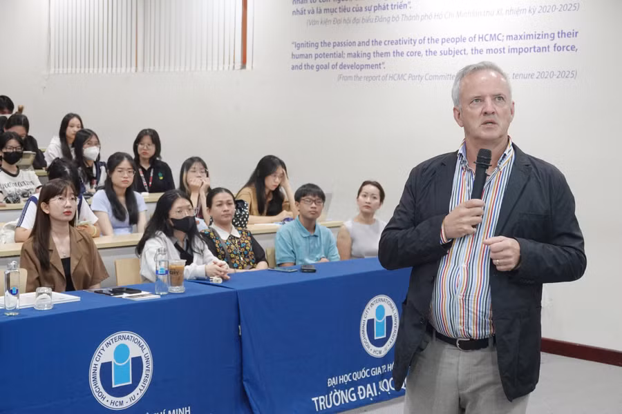 GS Greg Bavington trong bài thuyết trình về tư duy khởi nghiệp và nền kinh tế tuần hoàn. Ảnh: Bùi Diễn.