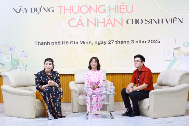 Các chuyên gia tại tọa đàm "Xây dựng thương hiệu cá nhân cho sinh viên".