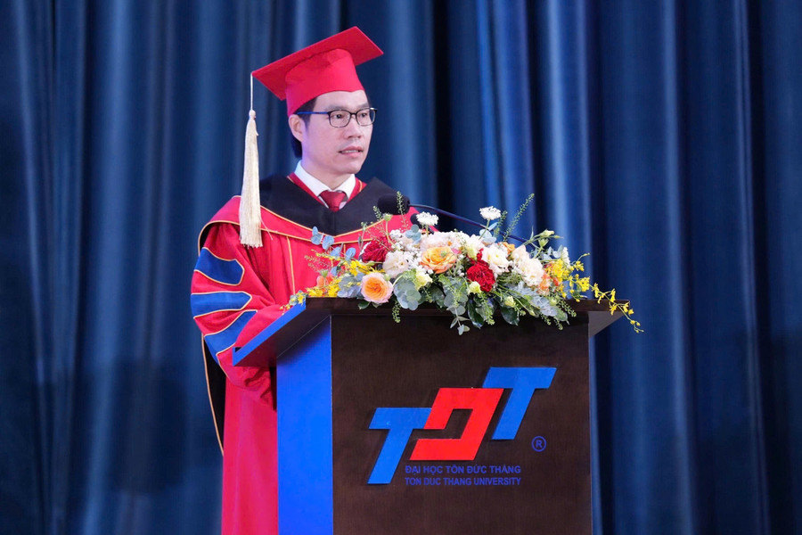 TS Trần Trọng Đạo – Hiệu trưởng nhà trường phát biểu tại lễ tốt nghiệp, sáng 30/5. Ảnh: TDTU hieu-truong.jpg