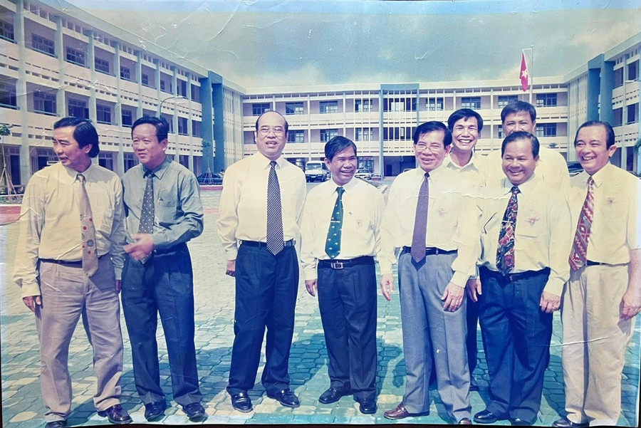 Giám đốc Sở GD&amp;ĐT Trương Song Đức đón tiếp Bí thư Thành ủy TPHCM Nguyễn Minh Triết và Thứ trưởng Bộ GD&amp;ĐT Lê Vũ Hùng làm việc với ngành Giáo dục thành phố. Ảnh tư liệu.