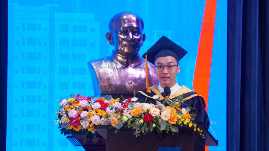 Huỳnh Nhựt Trường - cử nhân ngành Toán ứng dụng, khoa Toán – Thống kê phát biểu tại buổi lễ. Ảnh: TDTU sinh-vien-tieu-bieu.jpg