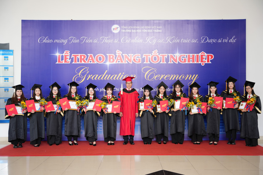 Những sinh viên tiêu biểu nhận bằng tốt nghiệp đợt tháng 5/2025. sinh-vien-tieu-bieu-6148.jpg